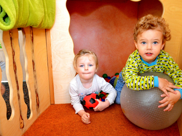 Kinder toben im Bällebad im Innenbereich, pädagogisches Kita-Konzept, Albertinen Kita Volksdorf in Hamburg Kinder toben im Bällebad im Innenbereich, pädagogisches Kita-Konzept, Albertinen Kita Volksdorf in Hamburg