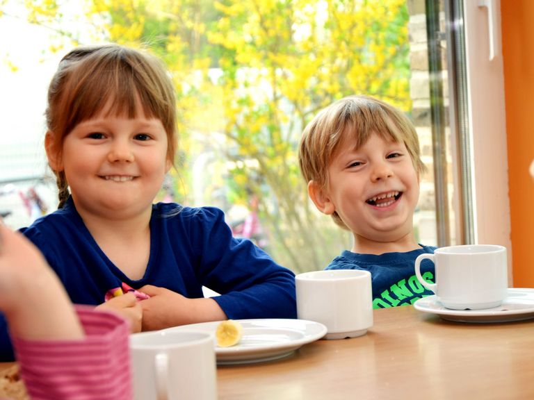 Zwei Kinder sitzen am Tisch und essen etwas, Speiseversorgung in der Kita, Kita-Mahlzeiten, Mittagessen im Kindergarten, Albertinen Kita Volksdorf in Hamburg Zwei Kinder sitzen am Tisch und essen etwas, Speiseversorgung in der Kita, Kita-Mahlzeiten, Mittagessen im Kindergarten, Albertinen Kita Volksdorf in Hamburg