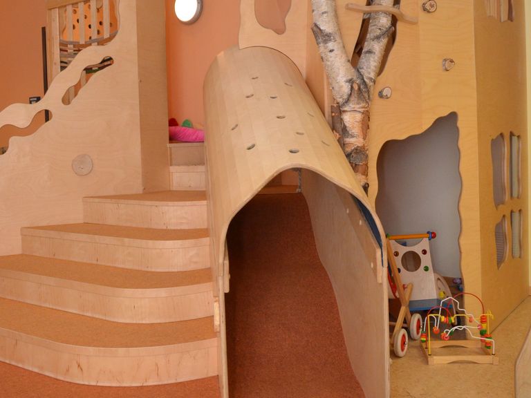 Klettereinheit mit Teppen und Rutsche im Innenraum, räumliche Gestaltung, Raumkonzept, pädagogisches Raumkonzept, Albertinen Kita Volksdorf in Hamburg Klettereinheit mit Teppen und Rutsche im Innenraum, räumliche Gestaltung, Raumkonzept, pädagogisches Raumkonzept, Albertinen Kita Volksdorf in Hamburg
