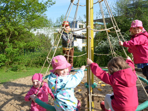 Kinder spielen auf Klettergerüst, Kindertagesstätte Volksdor, Albertinen Kita Volksdor, freie Plätze, Hamburg-Volksdorf Kinder spielen auf Klettergerüst, Kindertagesstätte Volksdor, Albertinen Kita Volksdor, freie Plätze, Hamburg-Volksdorf