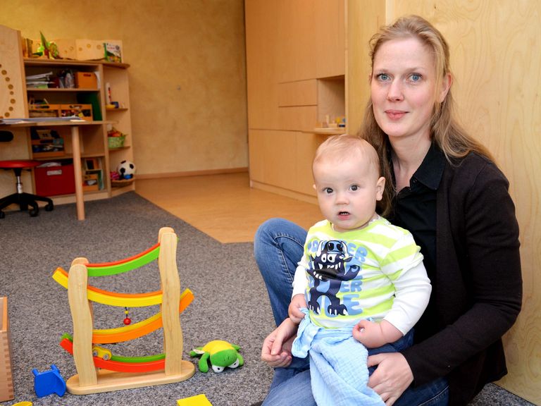 Ein Kleinkind und eine Erzieherin spielen mit einer Kugelbahn, Albertinen Kindertagesstätte Volksdorf in Hamburg, Betreuungsschlüssel, Pädagogen, Erziehung, Betreuungsschlüssel Ein Kleinkind und eine Erzieherin spielen mit einer Kugelbahn, Albertinen Kindertagesstätte Volksdorf in Hamburg, Betreuungsschlüssel, Pädagogen, Erziehung, Betreuungsschlüssel